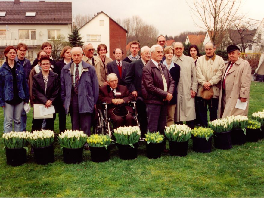 1998: Die Museumsleitung Wulff E. Brebeck und Kirsten John-Stucke zusammen mit Überlebenden des KZ Niederhagen und der Gedenkinitiative Gedenktag 2. April vor der Gedenkfeier zum Jahrestag 